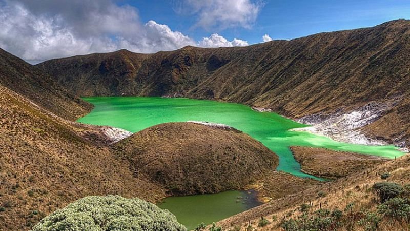 Lee más sobre el artículo Descubre la Mágica Laguna Verde en el Volcán Azufral